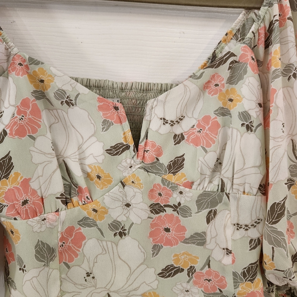 Abercrombie & Fitch Floral Crop Top in Cream and Pink - Picture 4 of 13